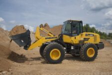 Komatsu WA200 bontott alkatrészek: motor, kerékagy, differenciálmű, tengely