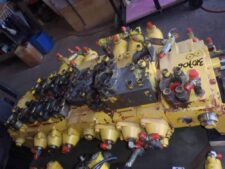 Hidraulikus elosztó Kobelco SK135, SK170, SK210, SK250, SK290, SK330 kotrógépekhez