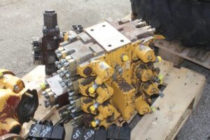 Cat 206 kotrógép hidraulikus elosztó