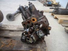 Volvo L120C homlokrakodó hidraulikus elosztó