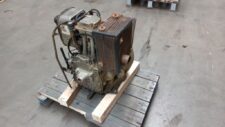 Hatz 1D81Z motor – Elölnézet, fa raklapon