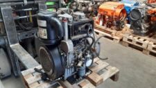 Használt Hatz 2G30 motor raklapon, ipari raktárban
