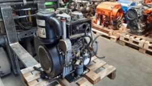 Használt hatz 2g30 motor raklapon, ipari raktárban