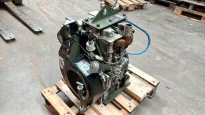 Használt hatz 2g40 motor raklapon, ipari csarnokban