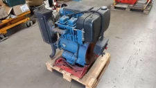 Hatz 2M41 használt motor – átlós nézet, kék-fekete, raklapra szerelve