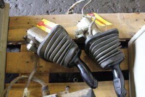 Joystick vezérlés hitachi ex750 kotrógéphez – 2 karos készlet