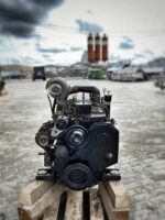 Komatsu PC210 kotrógép motor – elölnézet