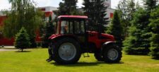 Piros traktor a fűben