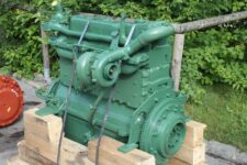 Mercedes-Benz OM 352 motor – zöld, fa tartón