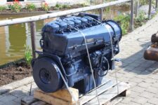 Deutz BF6L913T motor felújítva, fa platformon, tó mellett