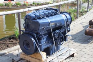 Deutz bf6l913t motor felújítva, fa platformon, tó mellett