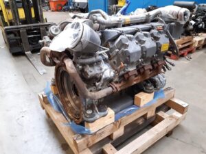 Deutz tcd2015v06 motor – elölnézet raklapos raktárban