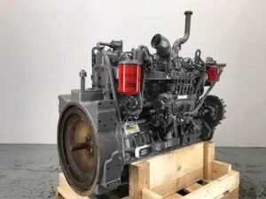 Komatsu s6d105-1 motor felújítva, fa raklapon