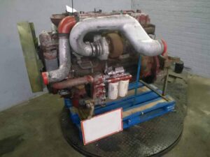 Teljes iveco 846041 motor – használt, jó állapotú, fém tartón