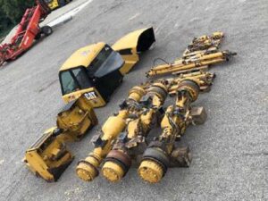 Caterpillar 735 alkatrészek – kabin, tengely és hidraulikus elemek