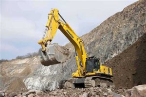 Alkatrészek bontott komatsu pc650 és pc750 kotrógépekhez