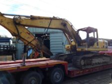 Komatsu PC210-8 kotrógép bontásra platformon