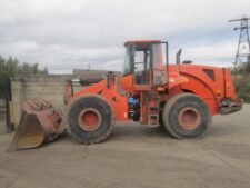 Alkatrészek FIAT-Kobelco W231 homlokrakodóból, bontott állapotban