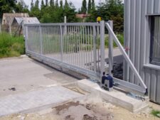 Fém önhordó kapu gépjárműbejárathoz