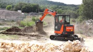 Hitachi minikotró munkában ásás közben