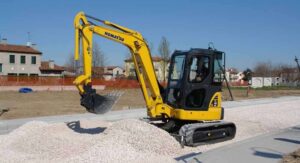 Komatsu minikotró munkában az építkezésen