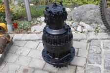 Fordulatszámcsökkentő JCB JS330 kotrógéphez 12