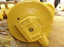 Komatsu D155 vezetőgörgő