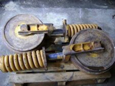 Komatsu PC 180-3 kotrógéphez rugós vezetőgörgő