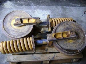 Komatsu pc 180-3 kotrógéphez rugós vezetőgörgő