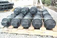 Görgőgörgő Komatsu PC16-11 kotrógéphez