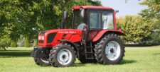 Traktor IRUM TAG 1025.3 zöld mezőn