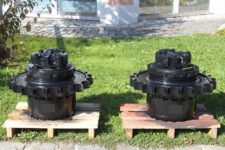 Komatsu PC240 kotrógép végáttétel, raklapon
