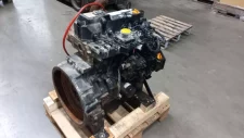 Yanmar 4TNV98 használt motor fa raklapon