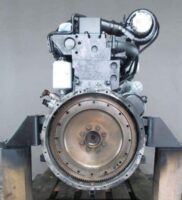 Komatsu SAA 114E motor – elölnézet