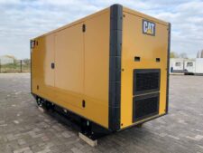 Caterpillar 220 kVA ipari áramfejlesztő CAT motorral, acéldobozzal, tartállyal és akkumulátorral
