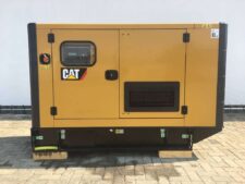 Caterpillar 88 kVA áramfejlesztő CAT C4.4 motorral, akkumulátorral, acéldobozzal, vezérlőpanellel és tartállyal
