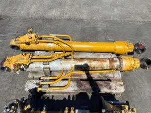 Hidraulikus henger caterpillar 320 kotrógéphez