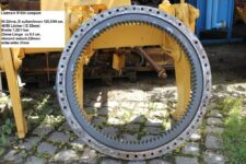 Forgókorona Liebherr R 924 Compact kotrógéphez, 94 fog, külső/belső átmérő 120,5/94 cm, 48/56 lyuk (22 mm), szélesség 7,2/11 cm, foghossz kb. 9,5 cm, fogtávolság 31 mm