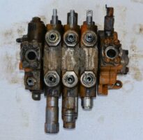 Hidraulikus elosztó Case 595 géphez