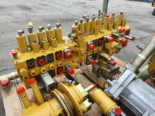 Hidraulikus elosztó Caterpillar 322 LN kotrógéphez