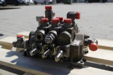 Hidraulikus elosztó Kobelco SK50UR minikotróhoz