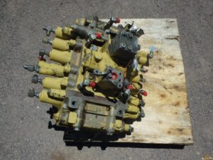 Komatsu pc220 kotrógép hidraulikus elosztó