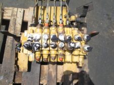 Hátsó hidraulikus elosztó Caterpillar 428C géphez