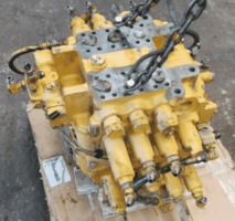 Komatsu PC600 kotrógép hidraulikus elosztó