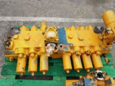 Liebherr R954LI kotrógép hidraulikus elosztó