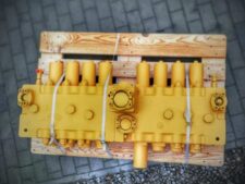 Liebherr R926-11 kotrógép hidraulikus elosztó