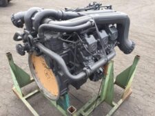 Mercedes-Benz OM401LA 12 motor – elölnézet tartón