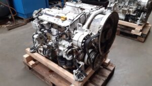 Deutz bf4m1012 motor, felújított, fa raklapon