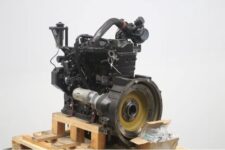 Cummins 4BT3.3G5 dízelmotor palettán, oldalsó nézet