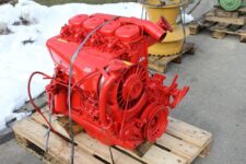 Deutz F4L912 motor, piros, fa raklapon